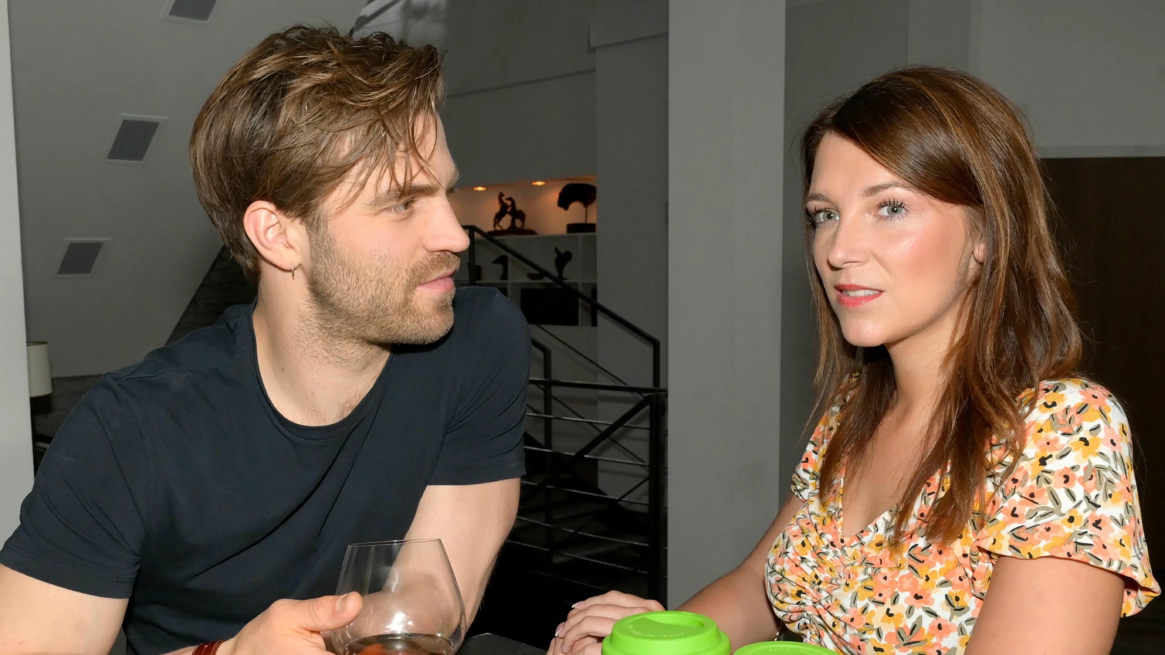 Julian (Onno Buß) und Lilly (Iris Mareike Steen) teilen einen verbundenen Moment.