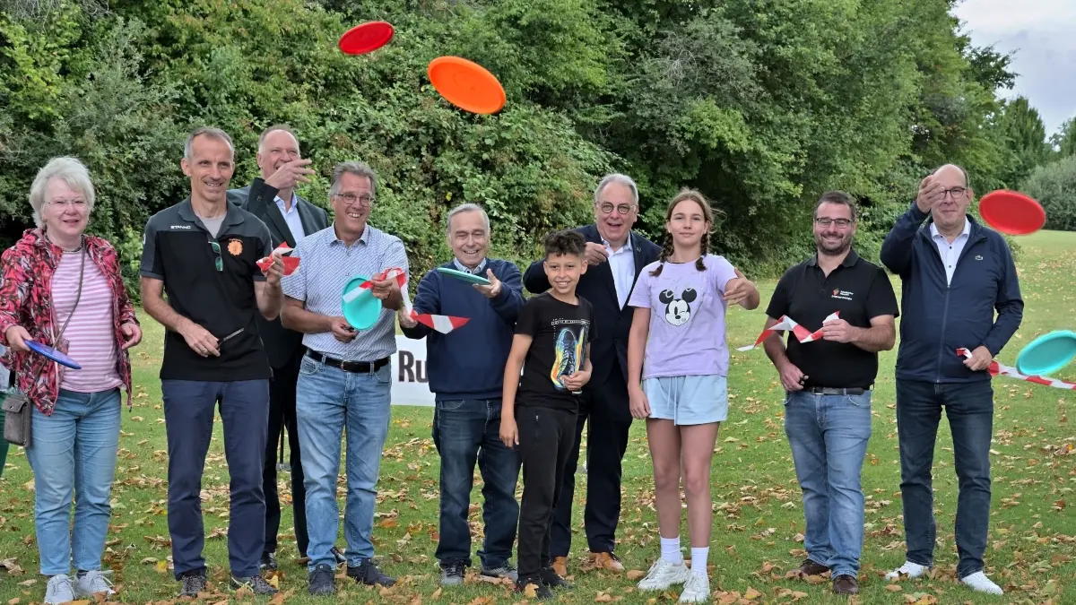 Nach dem Durchtrennen des rotweißen Bandes war die Discgolf-Wurfpremiere mit (in der Mitte von rechts) der Schülerin Annmarie, Oberbürgermeister Thomas Keck, dem Schüler Guilherme und dem Präsidenten des Schwäbischen Albvereins, Dr. Hans-Ulrich Rauchfuß