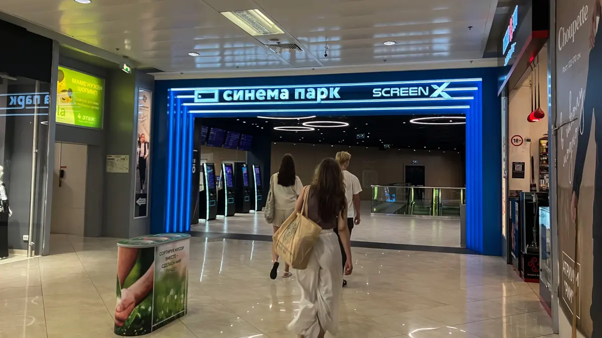 Menschen gehen in ein Kino in einem Einkaufszentrum in Moskau. (zu dpa: "Warten auf «Barbie»: Wo Russland Filmsanktionen umgeht - und wo nicht") +++ dpa-Bildfunk +++