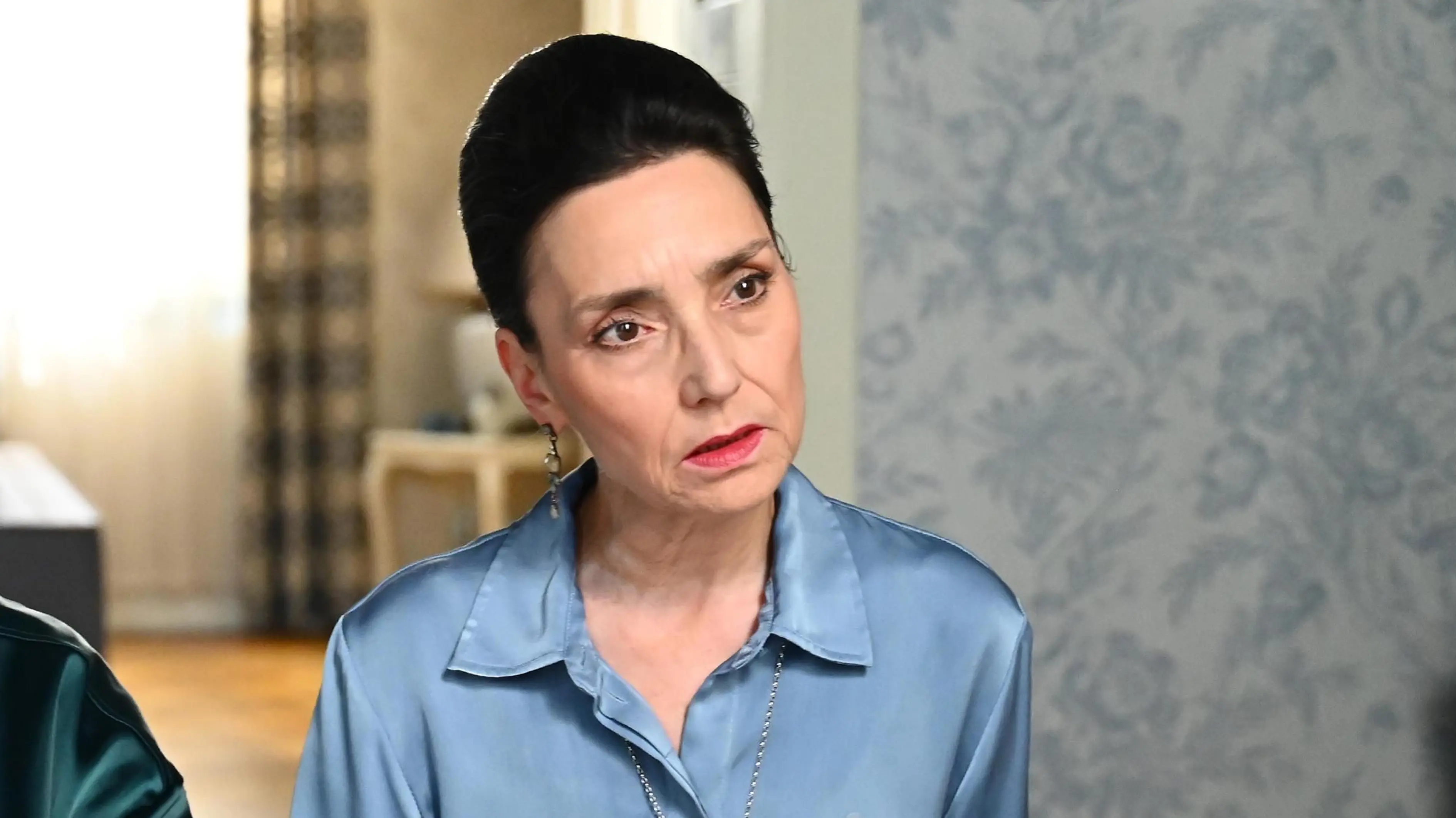 Simone (Tatjana Clasing, r.) wird verunsichert.