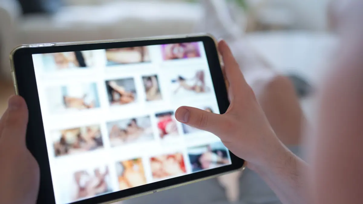 Pornografie im Internet: ARCHIV - 14.04.2025, Hamburg: ILLUSTRATION - Ein junger Mann schaut sich auf einem Smartphone eine Porno-Internetseite an (gestellte Szene). (zu dpa: «Kinderpornografischer Straftaten in Sachsen-Anhalt gestiegen») Foto: Marcus Brandt/dpa +++ dpa-Bildfunk +++