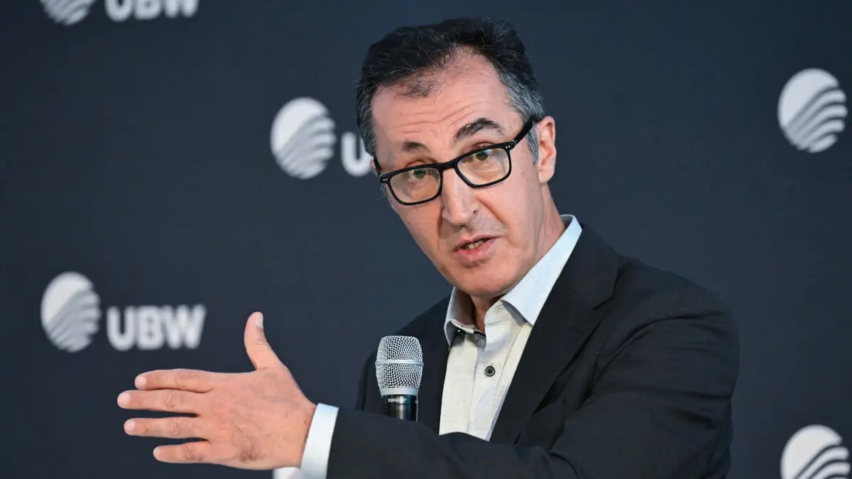 Unternehmertag der Unternehmer Baden-Württemberg: 23.07.2025, Baden-Württemberg, Stuttgart: Cem Özdemir, (Bündnis 90 / Die Grünen), Spitzenkandidat für die Landtagswahl in Baden-Württemberg, spricht beim Unternehmertag Baden-Württemberg im Vortragsraum auf dem Podium. Foto: Bernd Weißbrod/dpa +++ dpa-Bildfunk +++