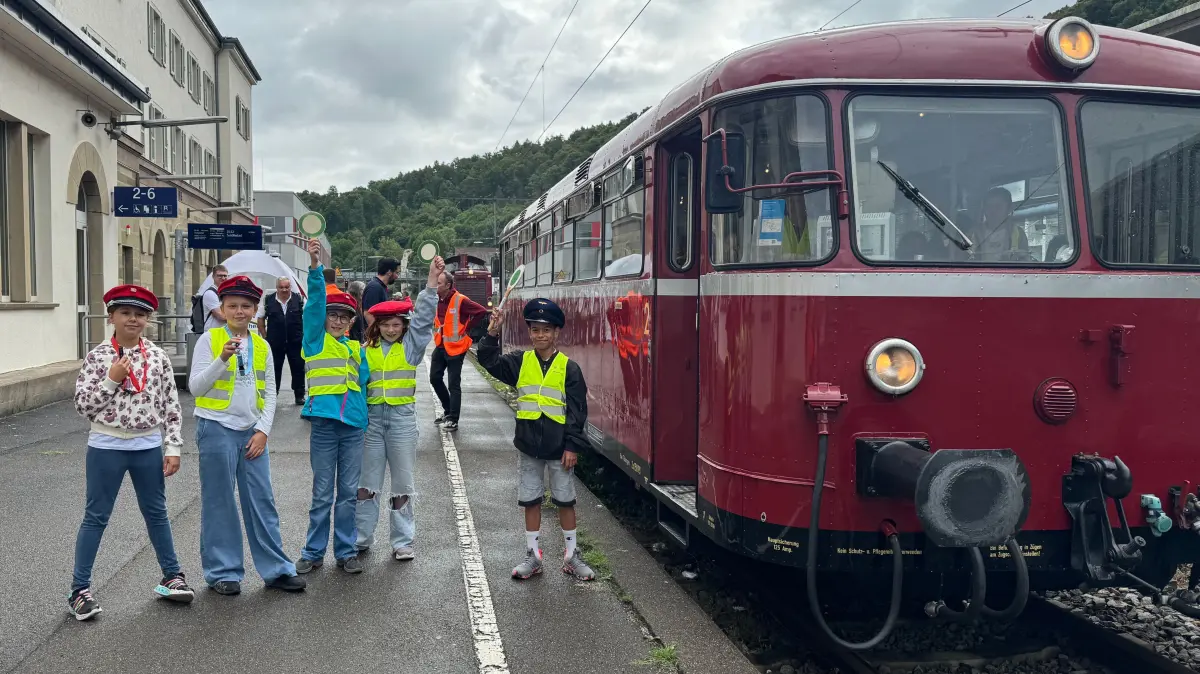 Wie verhalte ich mich am Bahnsteig richtig? Und wie erhält der Lokführer eigentlich das Signal, dass er losfahren kann? Viertklässler aller Horber Grundschulen lernten das und noch viel mehr beim Jugendnahverkehrstag am Horber Bahnhof.