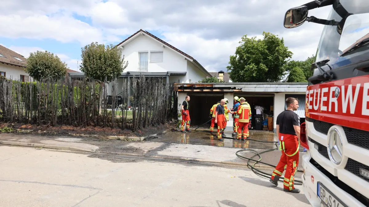 In Salach hat die Hecke eines Wohnhauses gebrannt und auch die Garage in Mitleidenschaft gezogen.