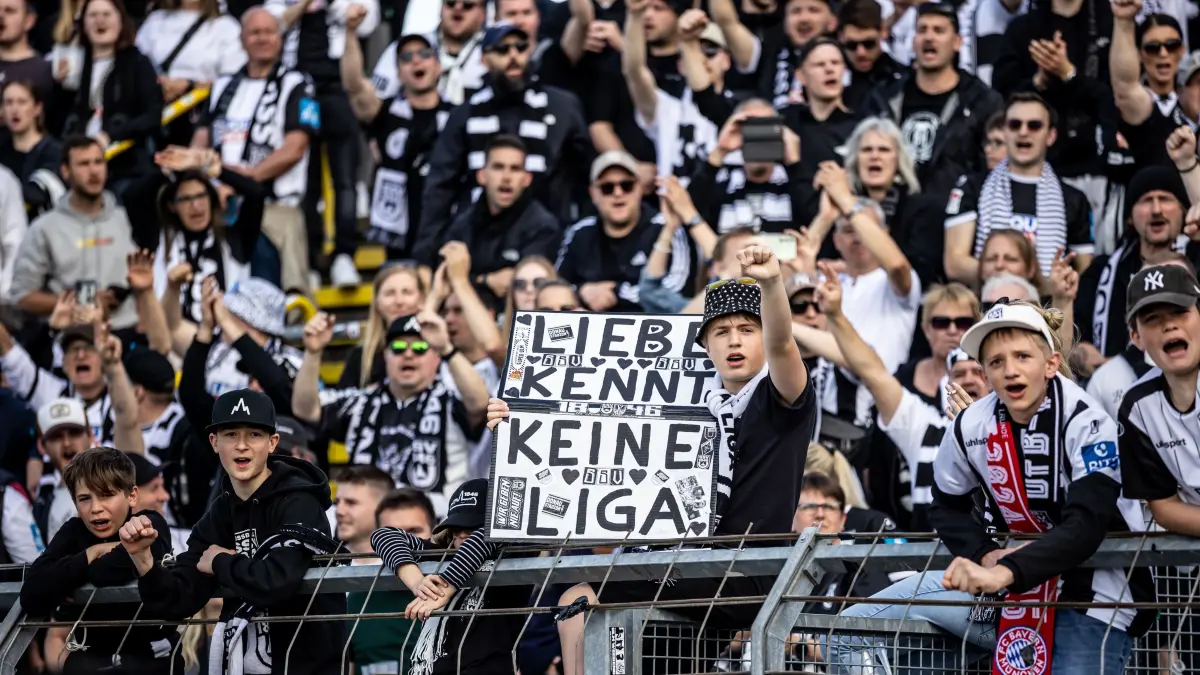 18.05.2025, Fussball, Saison 2024/2025, 2. Bundesliga, 34. Spieltag, SSV Ulm vs. SC Preußen Münster, Fan SSV Ulm 1846 Fußball nach Spielende mit einem Plakat „LIEBE KENNT KEINE LIGA“
Foto: Lucca Fundel
DFL regulations prohibit any use of photographs as image sequences and or quasi-video