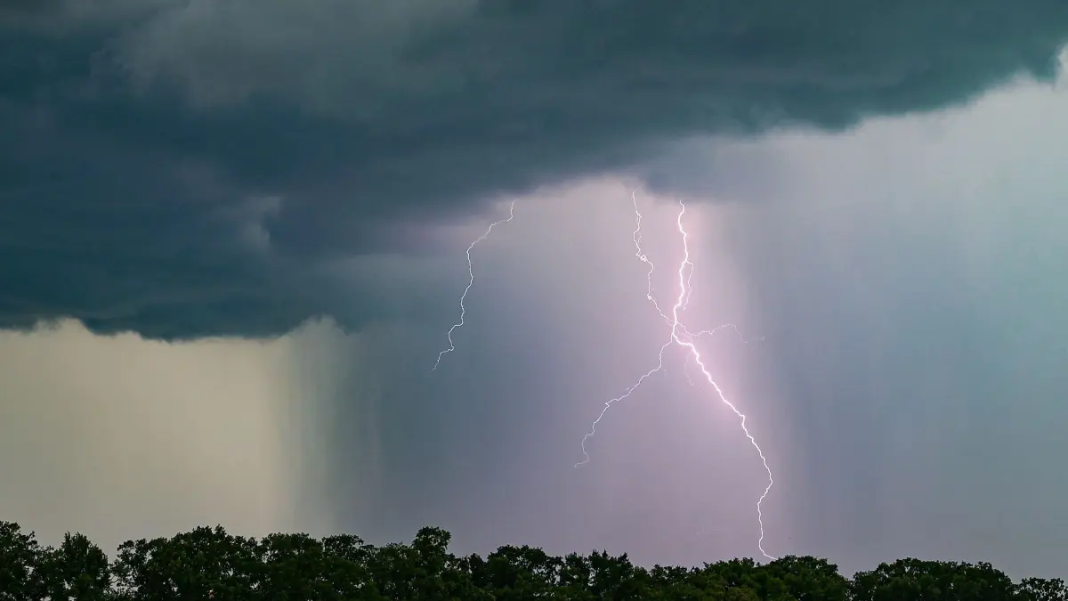 Gewitter: ARCHIV - 02.06.2024, Brandenburg, Sieversdorf: Ein Blitz leuchtet am späten Abend über der Landschaft. (Symbolbild) (zu dpa: «Weiterhin Schauer, Gewitter und Starkregen in NRW erwartet») Foto: Patrick Pleul/dpa +++ dpa-Bildfunk +++
