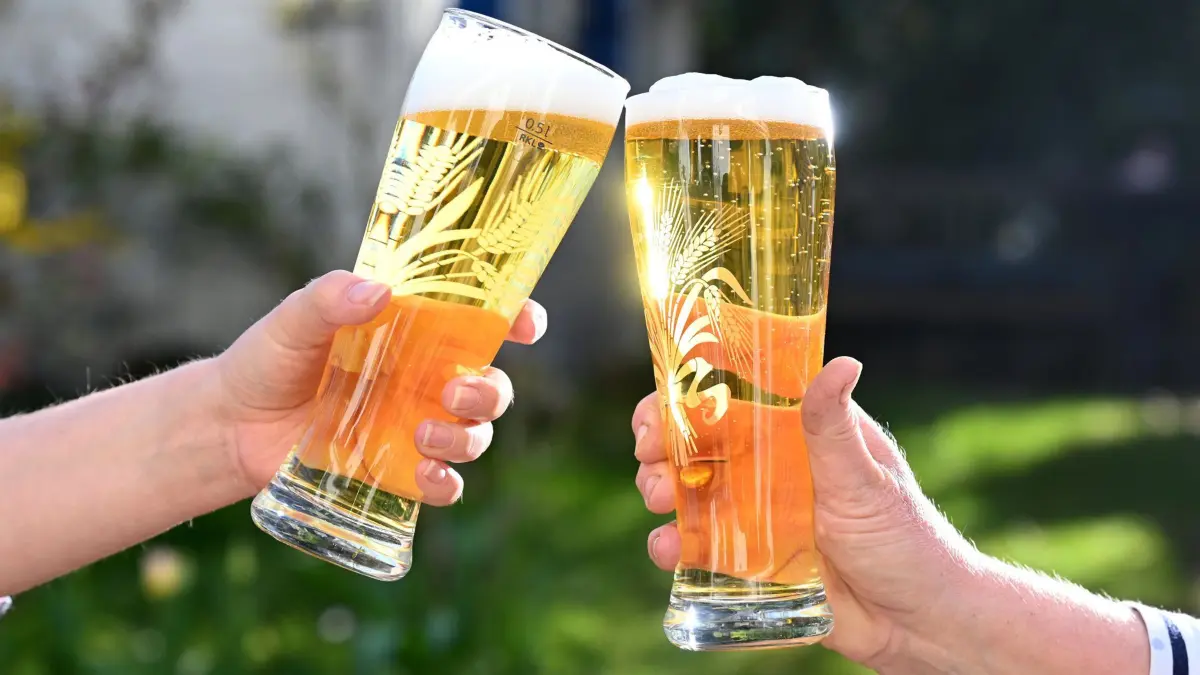 ARCHIV - 22.04.2021, Baden-Württemberg, Stuttgart: Mit Bier stoßen zwei Personen an. (zu dpa: «Russland Abnehmer Nummer eins für Bier aus Baden-Württemberg») Foto: Bernd Weißbrod/dpa +++ dpa-Bildfunk +++