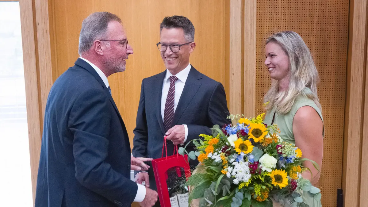 Tübingen, Landratswahl.
Landrat Joachim Walter gratuliert Dr. Hendrik Bednarz