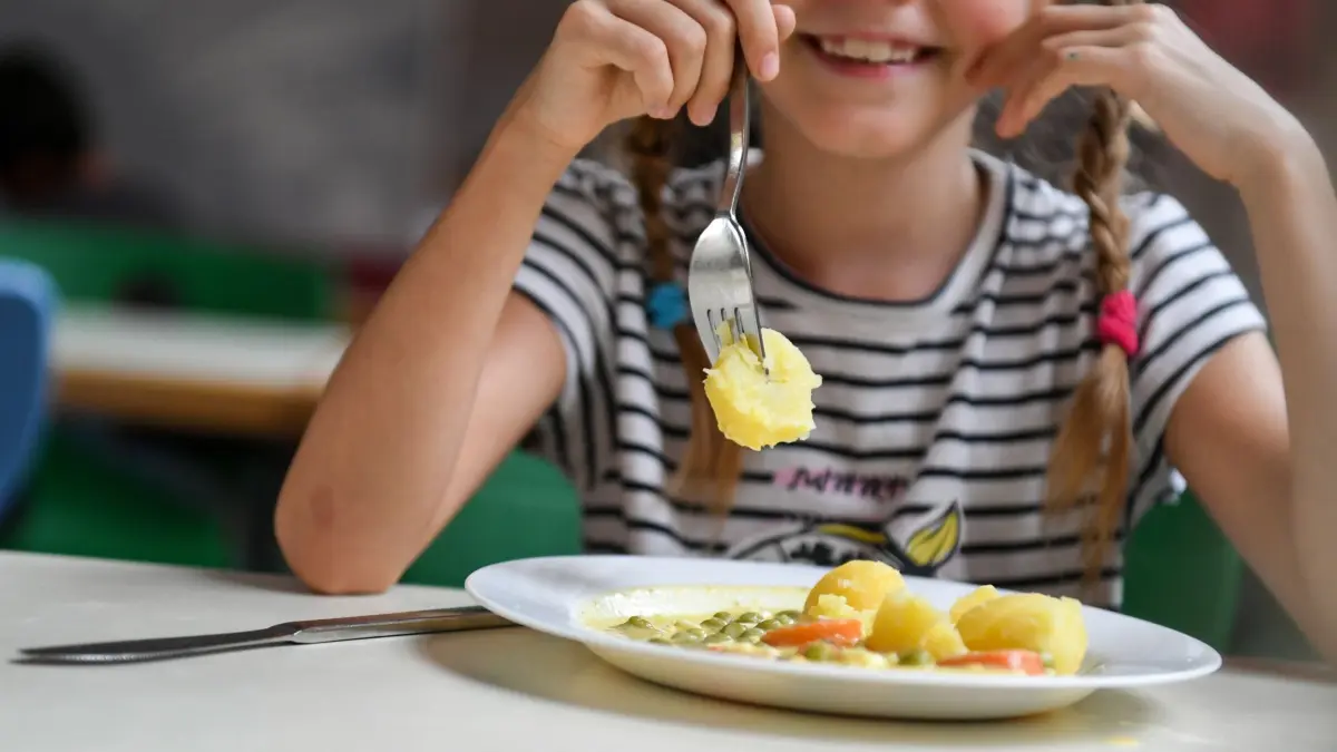 ARCHIV - 07.08.2019, Berlin: Schüler sitzen beim Mittagessen in der Mensa einer Grundschule. (zu dpa: «Kostenlose Schul-Mittagessen in Niedersachsen nicht in Sicht») Foto: Jens Kalaene/dpa-Zentralbild/dpa +++ dpa-Bildfunk +++