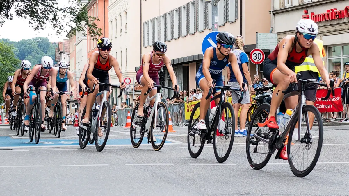 Mey Generalbau Triathlon Tuebingen, Triathlon Bundesliga, Saison 2025, 2. Saisonwettkampftag, 20.07.2025 : Die Spitzengruppe im Radfahren, in dieser Gruppe stark vertreten das Sieger Team (PV Triathlon TG Witten, #2),
Mey Generalbau Triathlon Tuebingen, Triathlon Bundesliga, Saison 2025, 2. Saisonwettkampftag, 20.07.2025
Eibner-Pressefoto/Andreas Ulmer