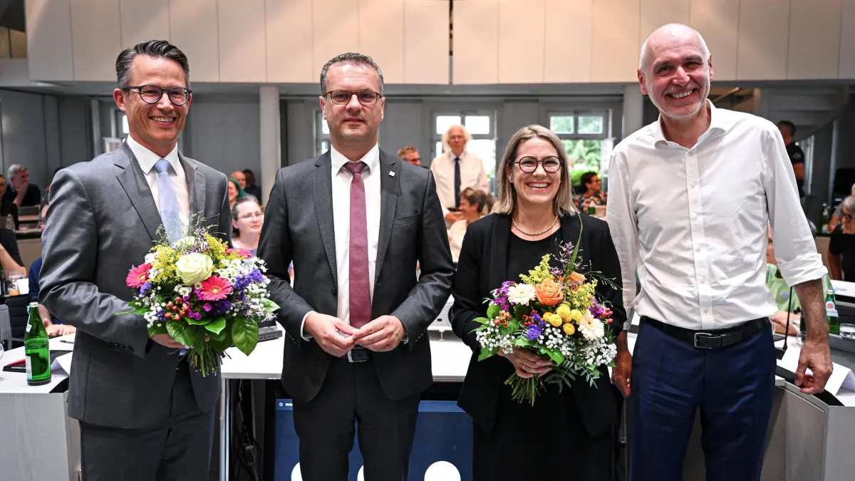 Gemeinderat Rottenburg: Oeffentlichen Sitzung: Vorsicht: Dieses Foto ist möglicherweise nur für den einstigen Verlag Schwäbisches Tagblatt verwendbar. Rottenburg 23.07.2024
Gemeinderat Rottenburg: Oeffentlichen Sitzung,
Neuer erster Bürgermeister Dr. Hendrik Bednarz (SPD), Oberbuergermeister Stephan Neher (CDU), neue Baubuergermeister der Stadt Rottenburg Architektin Annette Schwieren und der scheidende Erster Buergermeister Thomas Weigel (v.li.)
FOTO: Pressefoto ULMER / Markus Ulmer
xxNOxMODELxRELEASExx