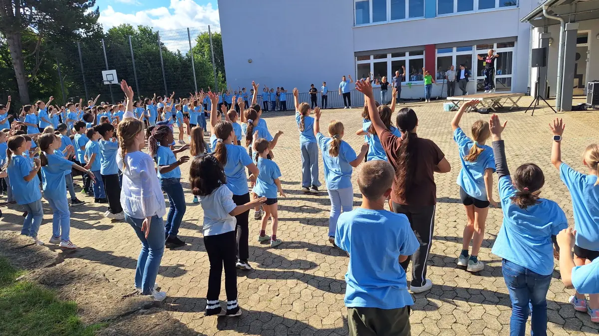 Schülerinnen und Schüler der Bodelshäuser Steinäcker-Schule tanzen nach der offiziellen Übergabe des Zertifikats "Grundschule mit sport- und bewegungserzieherischem Schwerpunkt" (GSB) Zumba.