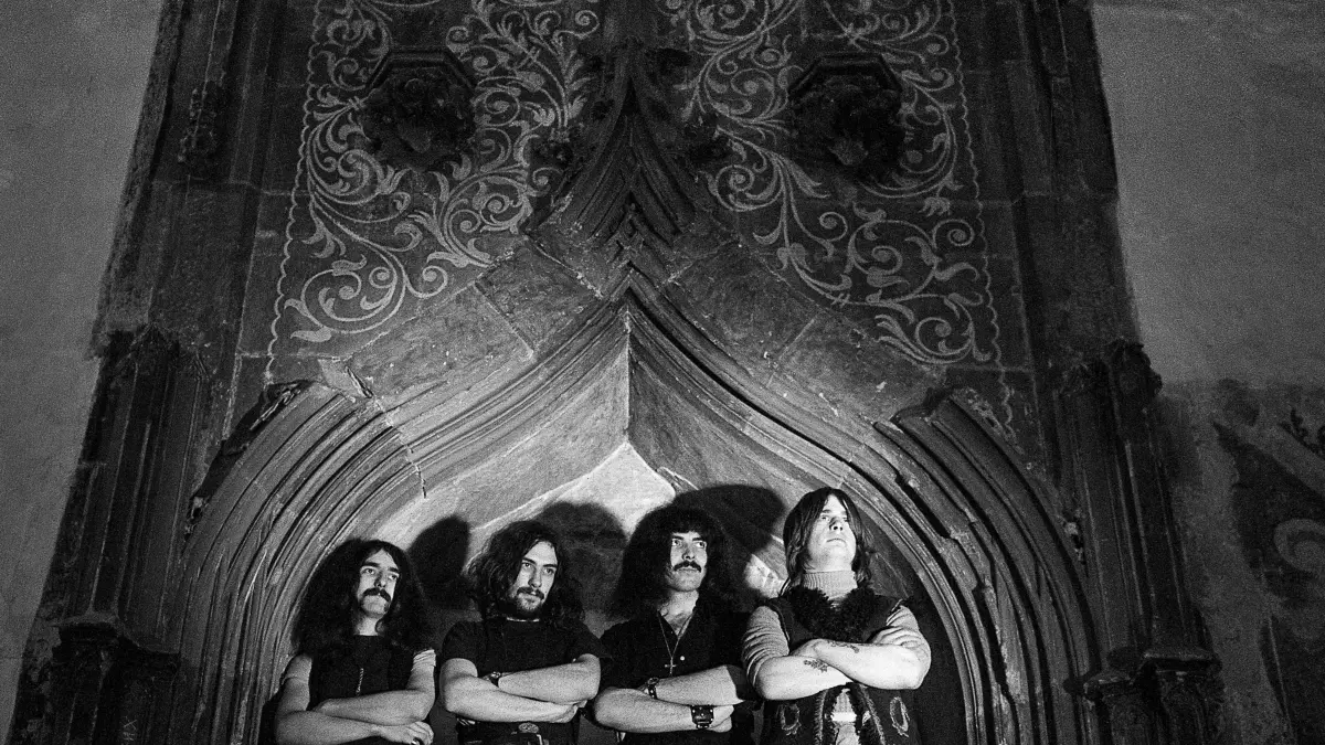 Mit verschränken Armen posieren Black Sabbath am 21. Dezember 1969 in der Schwäbisch Haller Johanniterkirche (von links): Geezer Butler, Bill Ward, Tony Iommi und Ozzy Osbourne.