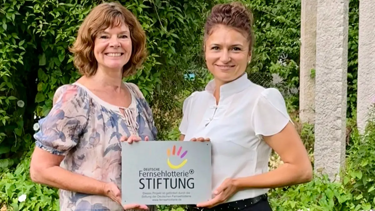 Christine Hefendehl (Fundraising) und Sarah Iseni (Projektkoordination). Unten rechts: Jürgen Dworschak und Steven Katsikas mit Jeton Iseni und Joachim Wegele vor dem VR-Mobil. ⇥