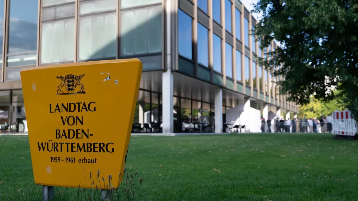 Landtag Baden-Württemberg: 24.07.2025, Baden-Württemberg, Stuttgart: Der Landtag Baden-Württemberg von außen, während das Sommerfest des Landtags stattfindet. Foto: Markus Lenhardt/dpa +++ dpa-Bildfunk +++