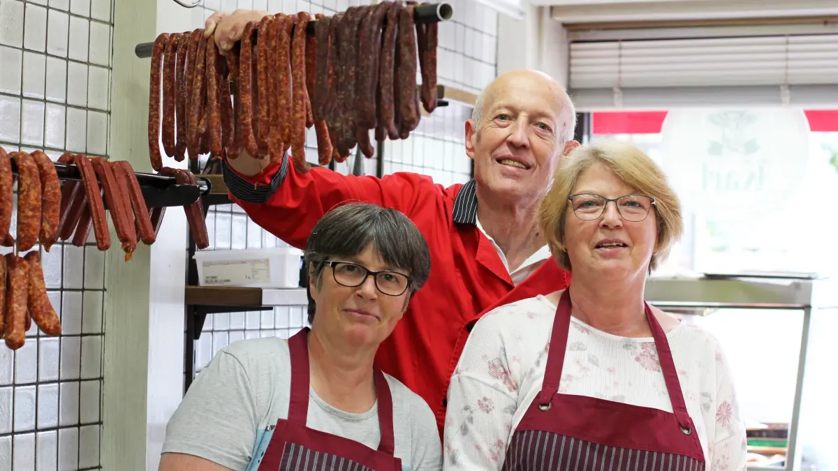 Alles hat ein Ende – auch die Wurst von Metzgerei Karl: (von links) Katharina Dörner, Wolfgang und Rose Karl.
