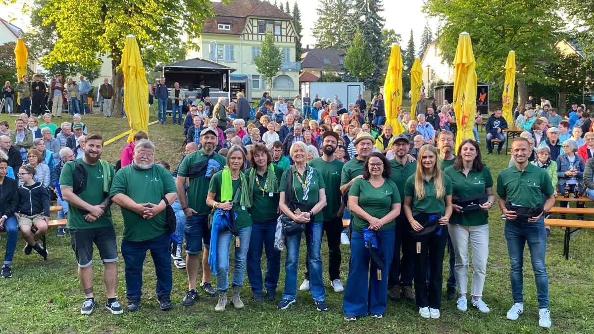 Eröffnung des 28. Kulturwochenendes im Crailsheimer Spitalpark: Oberbürgermeister Dr. Christoph Grimmer (rechts) dankt den Mitgliedern des Arbeitskreises Kulturwochenende.