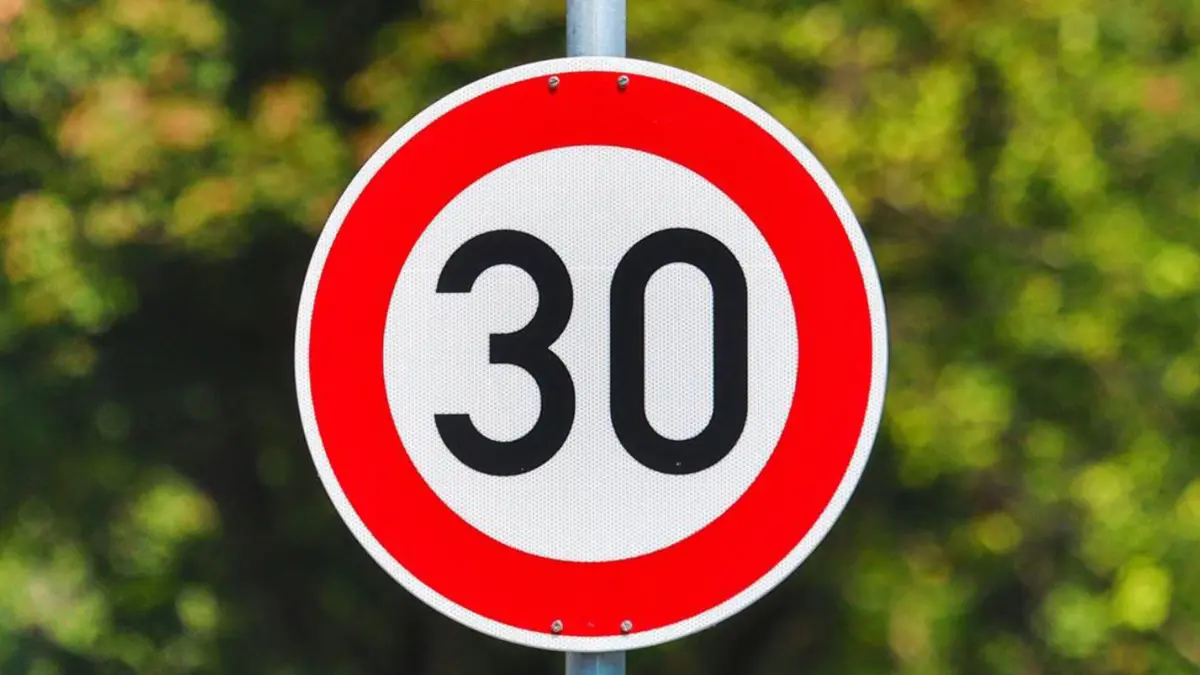 Für die Anwohner ein Verkehrsschild, das mit Hoffnungen auf weniger Lärm verbunden ist, für viele Verkehrsteilnehmer offenbar weiterhin ein rotes Tuch: Tempo 30!