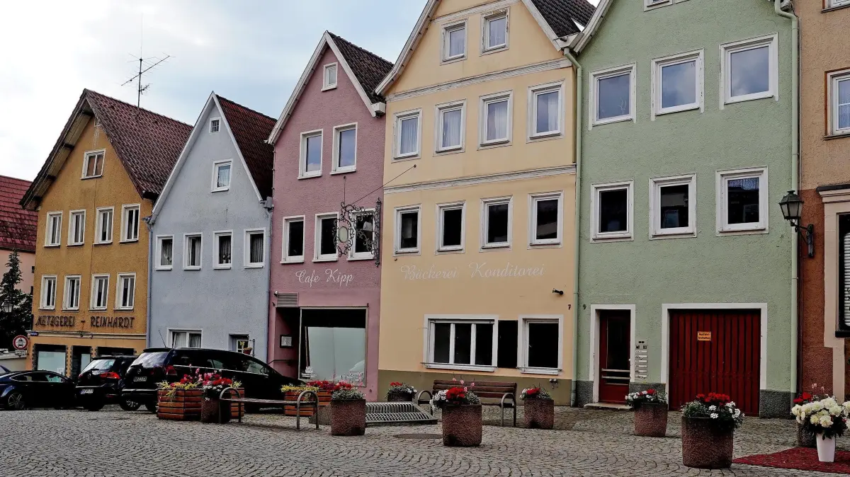 Kipp Ensemble: Vorsicht: Dieses Foto ist möglicherweise nur für den einstigen Verlag Schwäbisches Tagblatt verwendbar. Kipp Häuser oberer Marktplatz Horb 13.6.2023.Bild: Karl-Heinz Kuball
