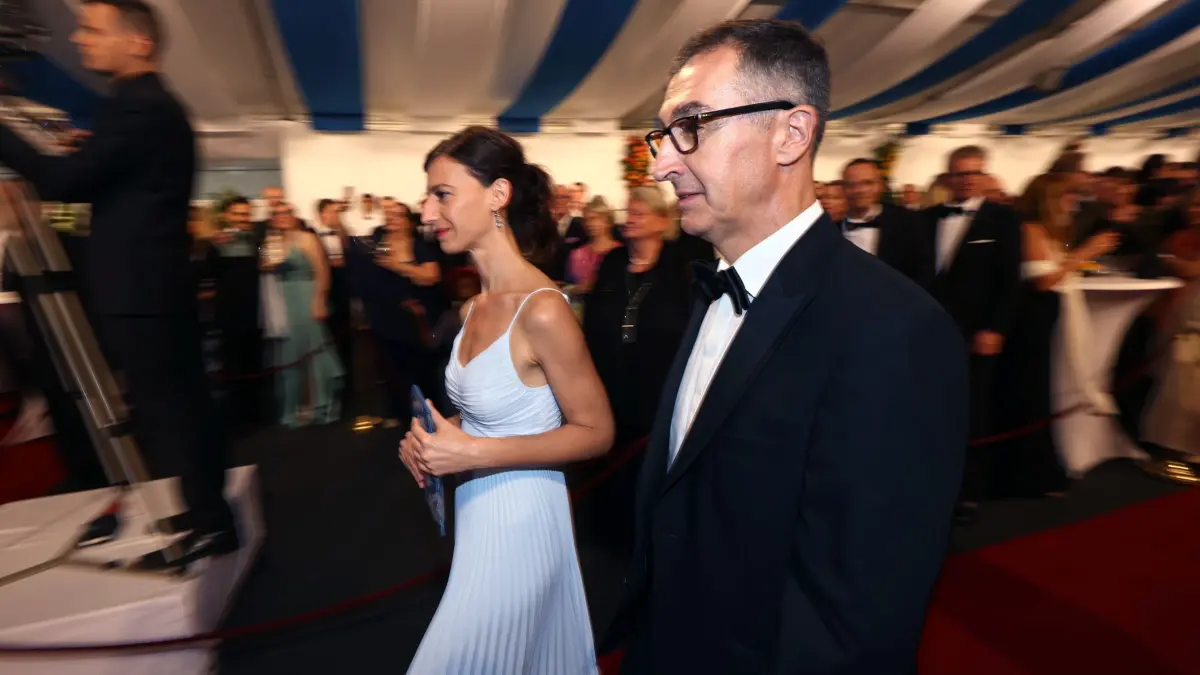 Start der Bayreuther Festspiele - Staatsempfang: 25.07.2025, Bayern, Bayreuth: Cem Özdemir (Bündnis 90/Die Grünen), ehemaliger Landwirtschaftsminister, und seine Partnerin Flavia Zaka kommen im Anschluss an die Eröffnung der Richard-Wagner-Festspiele zum Staatsempfang im Neuen Schloss. Foto: Karl-Josef Hildenbrand/dpa +++ dpa-Bildfunk +++