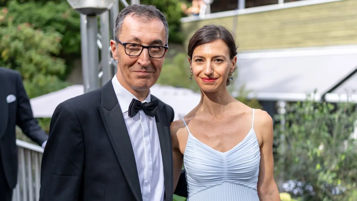 Start der Bayreuther Festspiele: 25.07.2025, Bayern, Bayreuth: Cem Özdemir (Bündnis 90/Die Grünen), ehemaliger Landwirtschaftsminister, und seine Partnerin Flavia Zaka gehen während einer Pause über das Festspielgelände. Die Bayreuther Festspiele wurden mit einer Neuinszenierung der Richard-Wagner-Oper «Die Meistersinger von Nürnberg» eröffnet. Foto: Daniel Karmann/dpa +++ dpa-Bildfunk +++