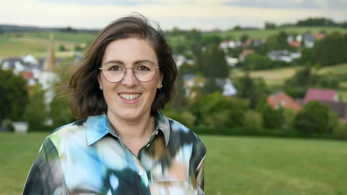 Kandidatin für Bürgermeisterwahl am 9. November 2025 in Sonnenbühl: Die 43-jährige Nadine Carle ist Fachwirtin für Versicherungen und Finanzen und lebt seit 2013 mit ihrer Familie in Sonnenbühl.