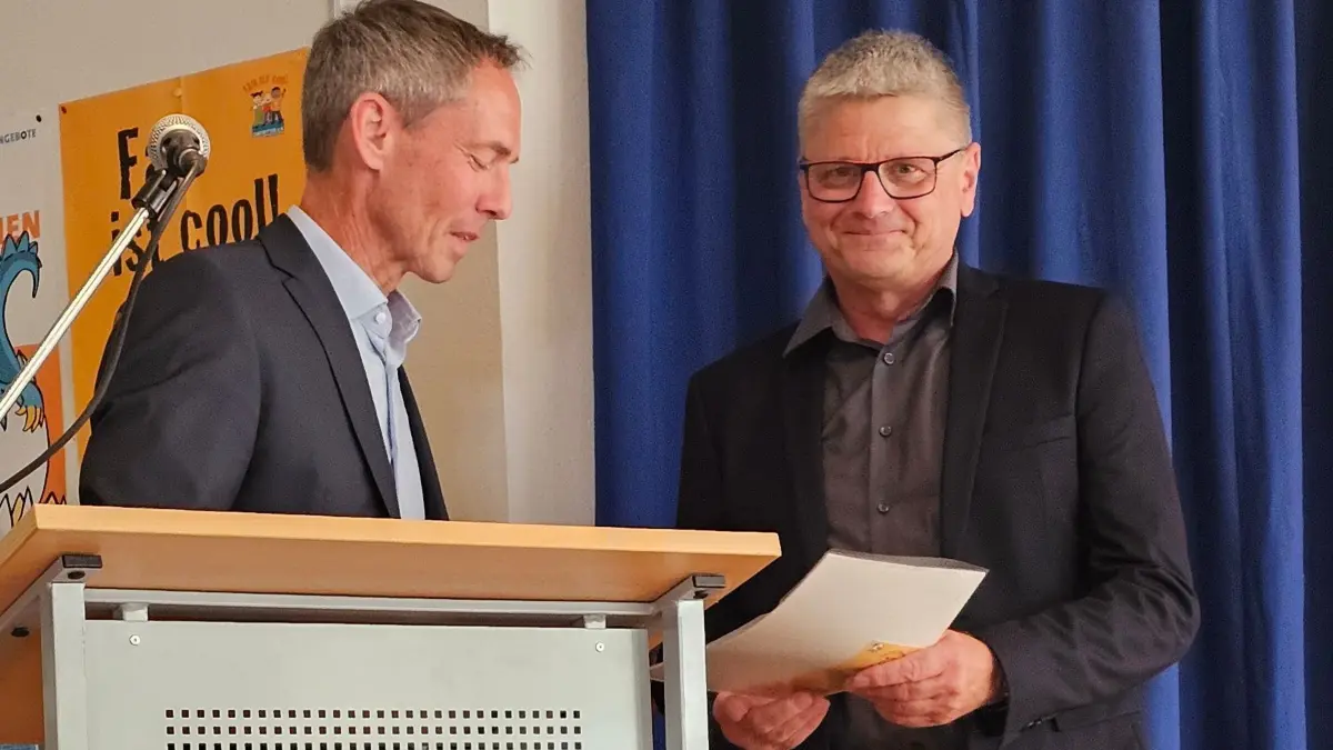 Links: Martin Fouqué, Leiter Schulamt Tübingen, rechts: Dußlinger Rektor Bruno Maier