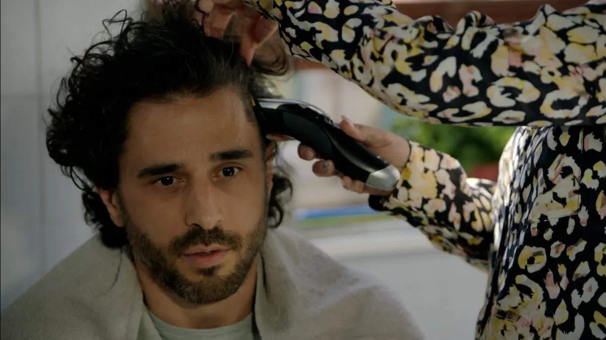 Emotionale Szene bei GZSZ: Emily (Anne Menden) gibt Tobias (Jan Kittmann) die Kraft, sich der Krankheit zu stellen. Mit ihr an seiner Seite findet er den Mut, und sie ist es schließlich, die ihm die Haare abschneidet.