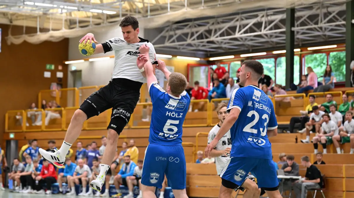 HIM Flammer Cup Mössingen: HIM Flammer Cup Mössingen, 26.07.2025 - Vorrunde: TV Neuhausen/Erms II - Spvgg Mössingen I- am Ball Simon Schleich (Mösssingen I) - Fabian Hölz (5, Neuhausen) und Moritz Trenkle (rechts, Neuhausen)
Foto: Axel Grundler