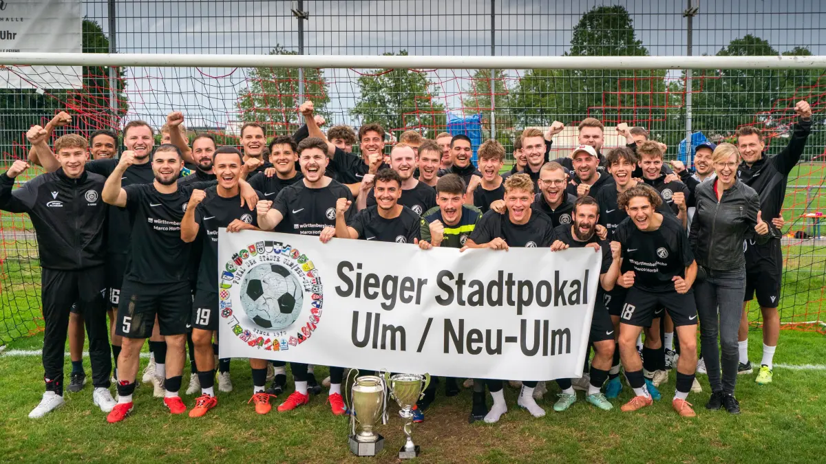 Jubel in Unterweiler: Die SGM Aufheim/Holzschwang freut sich gemeinsam mit Neu-Ulms Oberbürgermeisterin Katrin Albsteiger (rechts) über den Sieg im Stadtpokal Ulm/Neu-Ulm.
