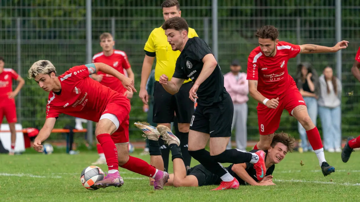 Fußball, Stadtpokal Ulm/Neu-Ulm: Das ist der Sieger der 54. Stadtpokalauflage, SGM Aufheim/Holzschwang gegen TV Wiblingen rot, EfecanÖzcan (blonde Haare, links)