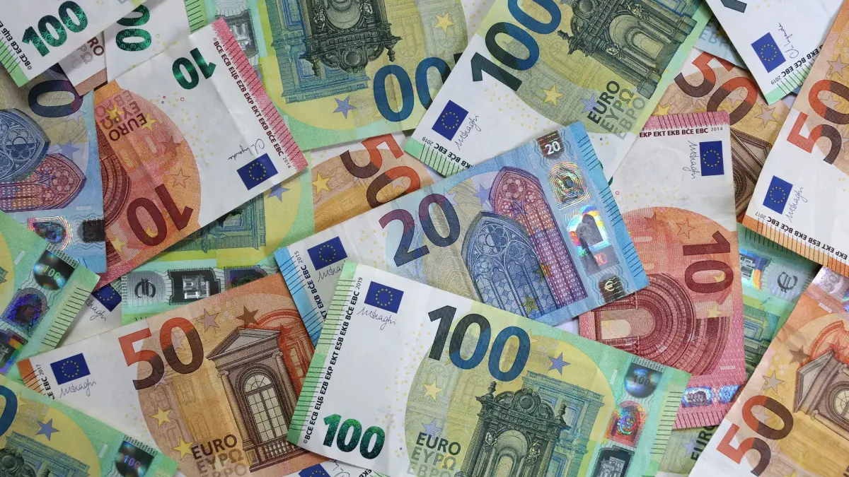Euro-Scheine: ILLUSTRATION - 15.05.2024, Bayern, Kaufbeuren: Verschiedene Euro-Banknoten liegen auf einem Tisch. (zu dpa: «Union dämpft Erwartungen an Schuldenbremse-Reform») Foto: Karl-Josef Hildenbrand/dpa +++ dpa-Bildfunk +++