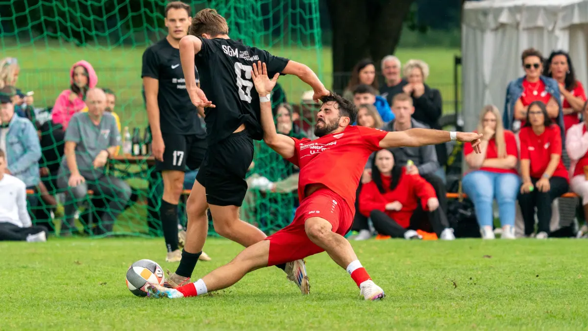 Fußball, Stadtpokal Ulm/Neu-Ulm: Das ist der Sieger der 54. Stadtpokalauflage, SGM Aufheim/Holzschwang gegen TV Wiblingen rot, Zweikampf