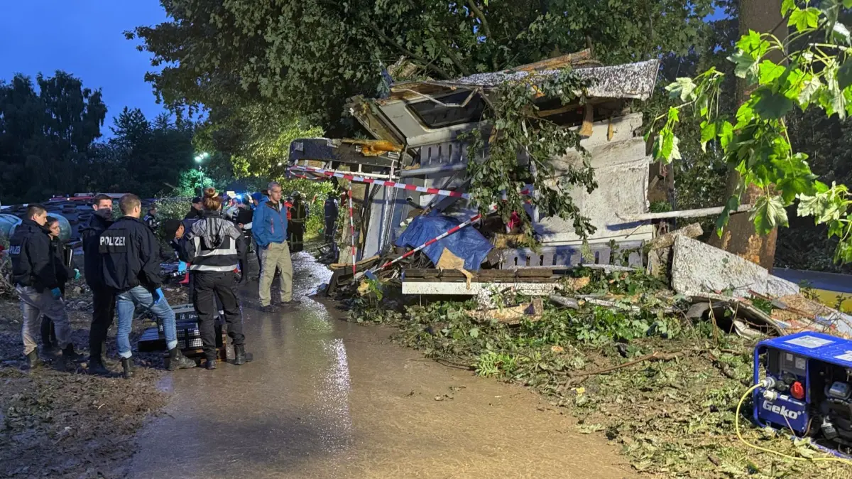 Trümmer der entgleisten Waggons am Unfallort.