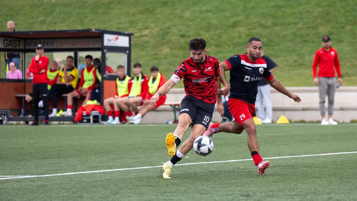 TSV Bad Boll (rot/schwarz) vs. TSVGG Plattenhardt (blau/rot), Fussball, DB-Regio-WFW-Pokal - wfv, 1.Runde, Saison 2025/2026, Kunstrasenplatz, Erlengarten 37, 73087 Bad Boll, 26.07.2025 - 17:30 Uhr: Baran Ates (TSV Bad Boll #10) bei seinem Treffer zum 2:1
TSV Bad Boll (rot/schwarz) vs. TSVGG Plattenhardt (blau/rot), Fussball, DB-Regio-WFW-Pokal - wfv, 1.Runde, Saison 2025/2026, Kunstrasenplatz, Erlengarten 37, 73087 Bad Boll, 26.07.2025 - 17:30 Uhr,
Foto: PhotoPeet-Sportfotografie/Peter Harich