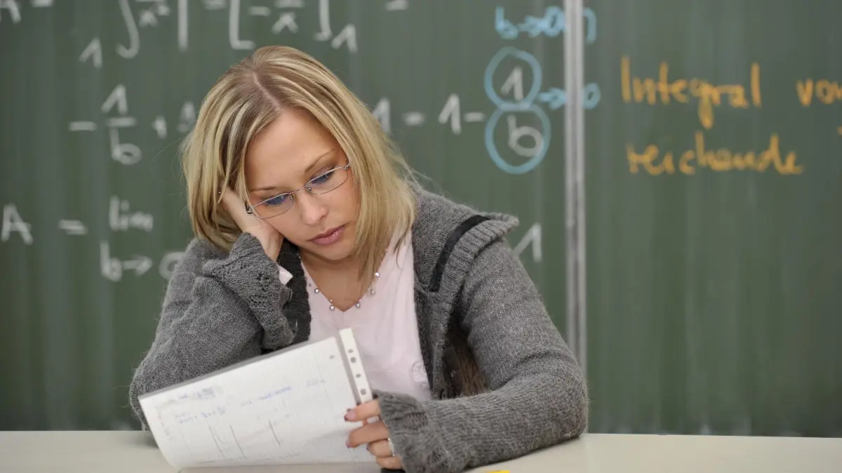 Sowohl Kinder als auch Erwachsene leiden massiver unter Pruefungsangst: Schuelerin mit Mathematik Pruefungsaufgaben (Themenfoto). Um in die naechste Klasse vorzuruecken, um beruflich Karriere zu machen, um ein Auto fahren zu duerfen - stets muessen Pruefungen bewaeltigt werden. Manchen Menschen faellt das leicht. Andere haben panische Angst vor jedem Test. "Zu mir kommen im Moment auffallend viele Menschen mit Pruefungsangst", sagt Brigitte Neumann, psychologische Beraterin aus dem unterfraenkischen Aschaffenburg. Einige haben Angst vor der Fuehrerscheinpruefung, andere vor Pruefungen in der Lehre oder an der Uni. (Siehe epd-Bericht vom 27.07.2025)