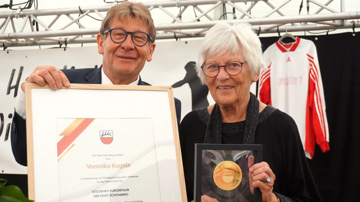 Veronika Kugele erhält den goldenen Bürgertaler der Stadt Schömberg.