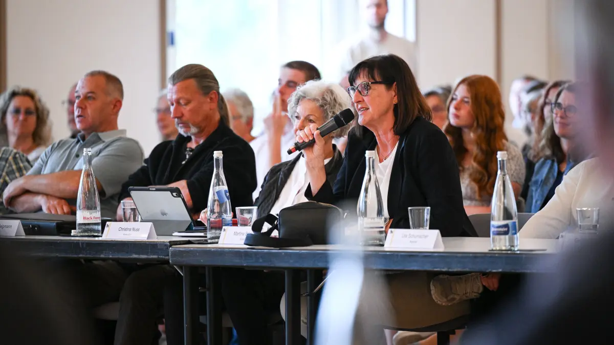 Martina Sillmann fragt, wie Junt auch mit Anträgen der Frauenliste umgehen möchte, die ihrer Meinung nach bis dato zu wenig beachtet werden.
