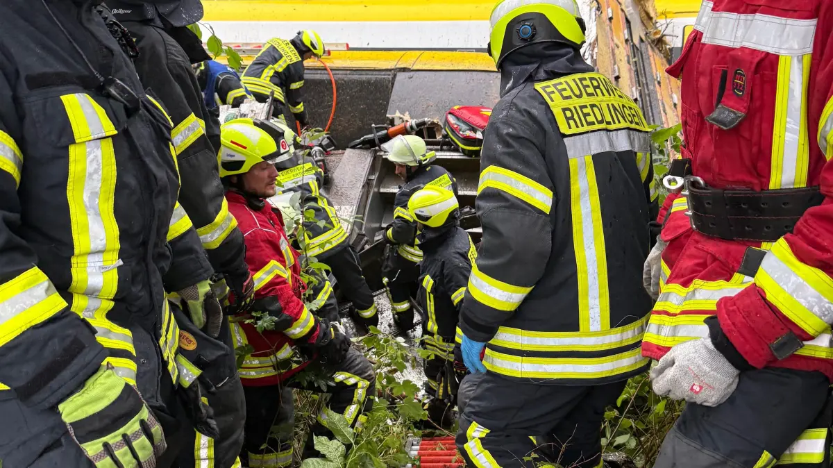 Zugunglück bei Riedlingen - Bilder von der Einsatzstelle zeigen das Ausmaß der Zerstörung. Sechs Rettungshubschrauber waren im Einsatz, darunter Christoph 22 aus Ulm, der insgesamt vier Notärzte zur Einsatzstelle brachte.