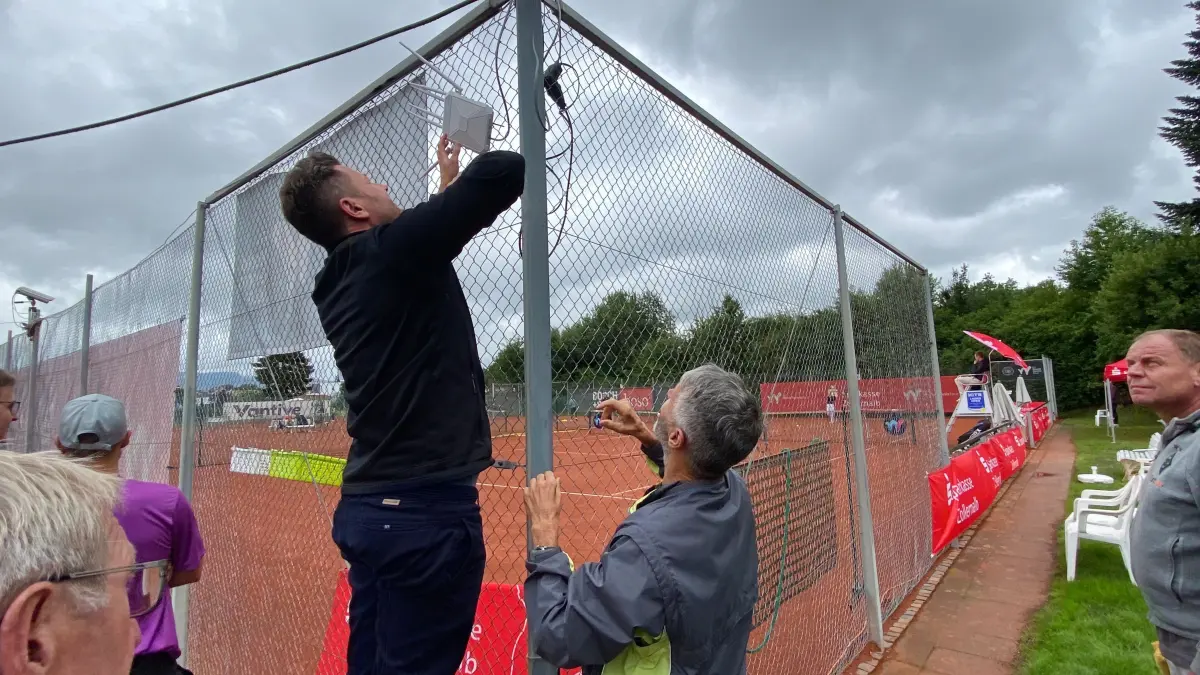 Letzte Handgriffe an der Technik übernimmt der Turnierdirektor persönlich: Andreas Fechter befestigt einen Repeater am Zaun von Court 6, damit es klappt mit der digitalen Ergebnisanzeige auf allen Plätzen. CTS Ladies Open Hechingen