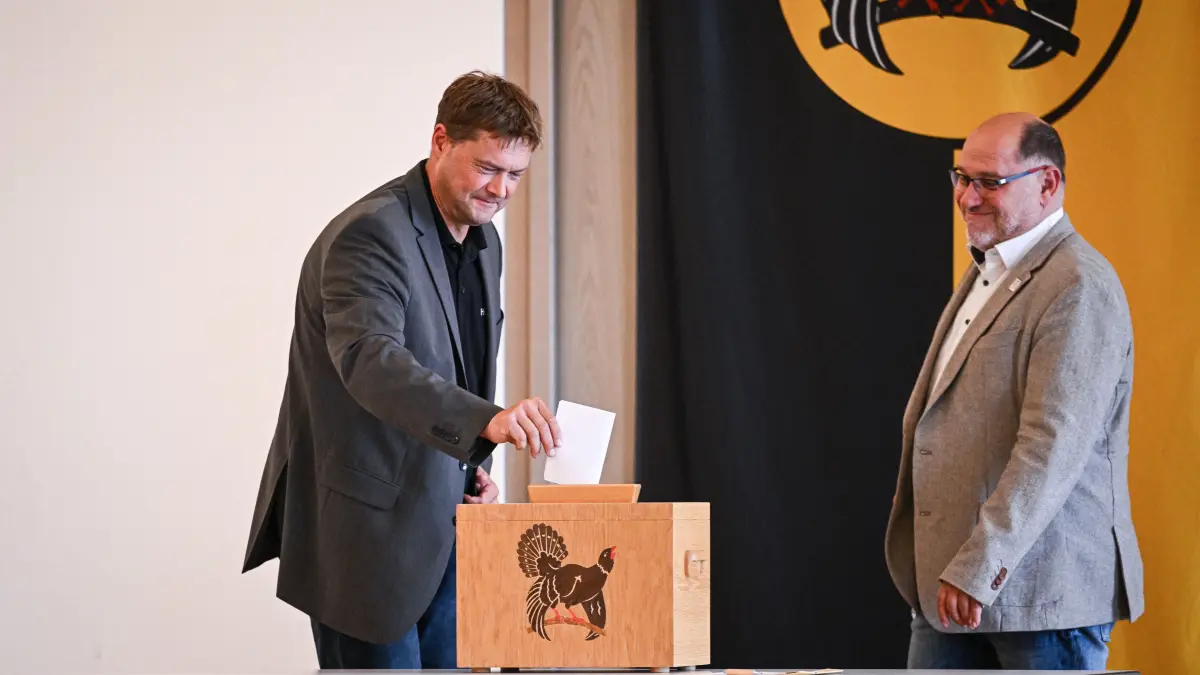 Freudenstadt 28.07.2025
Landratswahl im Kongresszentrum:
CDU, Oberbuergermeister Horb) bei der Stimmabgabe und Tore-Derek Pfeifer (re, Freie Waehler)
FOTO: Pressefoto ULMER / Markus Ulmer
xxNOxMODELxRELEASExx