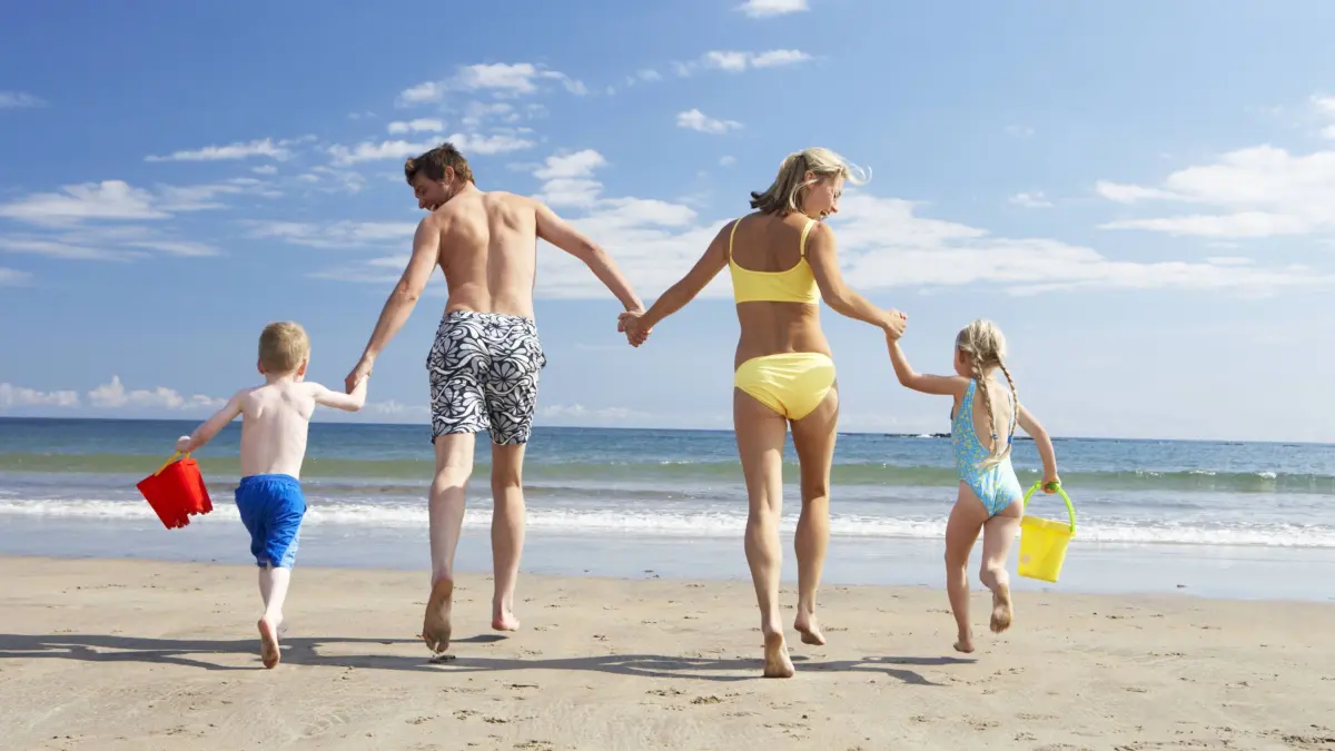 sommer,familie,strandurlaub,sommerferien,familienurlaub,sommerlich,familien,badeferien,badeurlaub,sommerurlaub,urlaub,ferien *** summer,family,beach holiday,summer holidays,family vacations,summers,families,beach holidays,summer holiday,vacation,vacations m5r-gvn ,model released, Symbolfoto