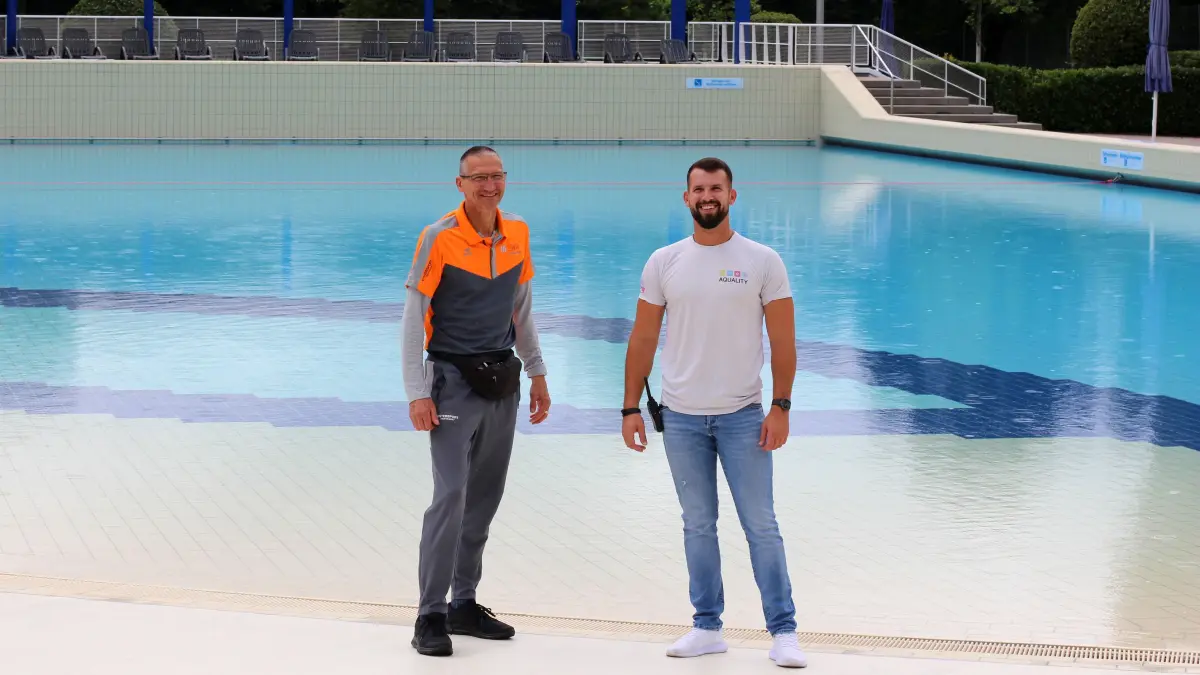 Leere Becken im Reutlinger Freibad: (von links) Oliver Meckes und Maximilian Bettels.