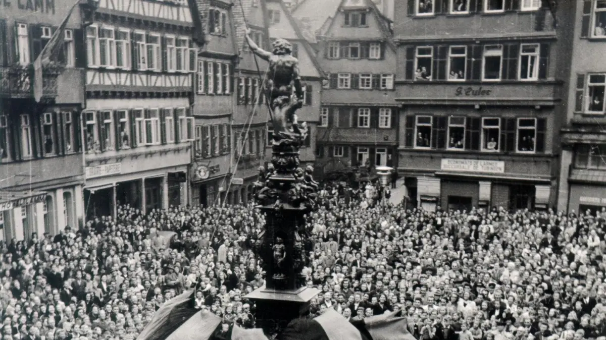 (ohne Überschrift): Vorsicht: Dieses Foto ist möglicherweise nur für den einstigen Verlag Schwäbisches Tagblatt verwendbar.
Tübingen, Einweihung des Marktbrunnens am 03. 07. 1948 / Neptunbrunnen
Foto: Carl Näher, Reutlingen, Weibermarkt 3
Stadtarchiv Tübingen, D 150/363-161/03