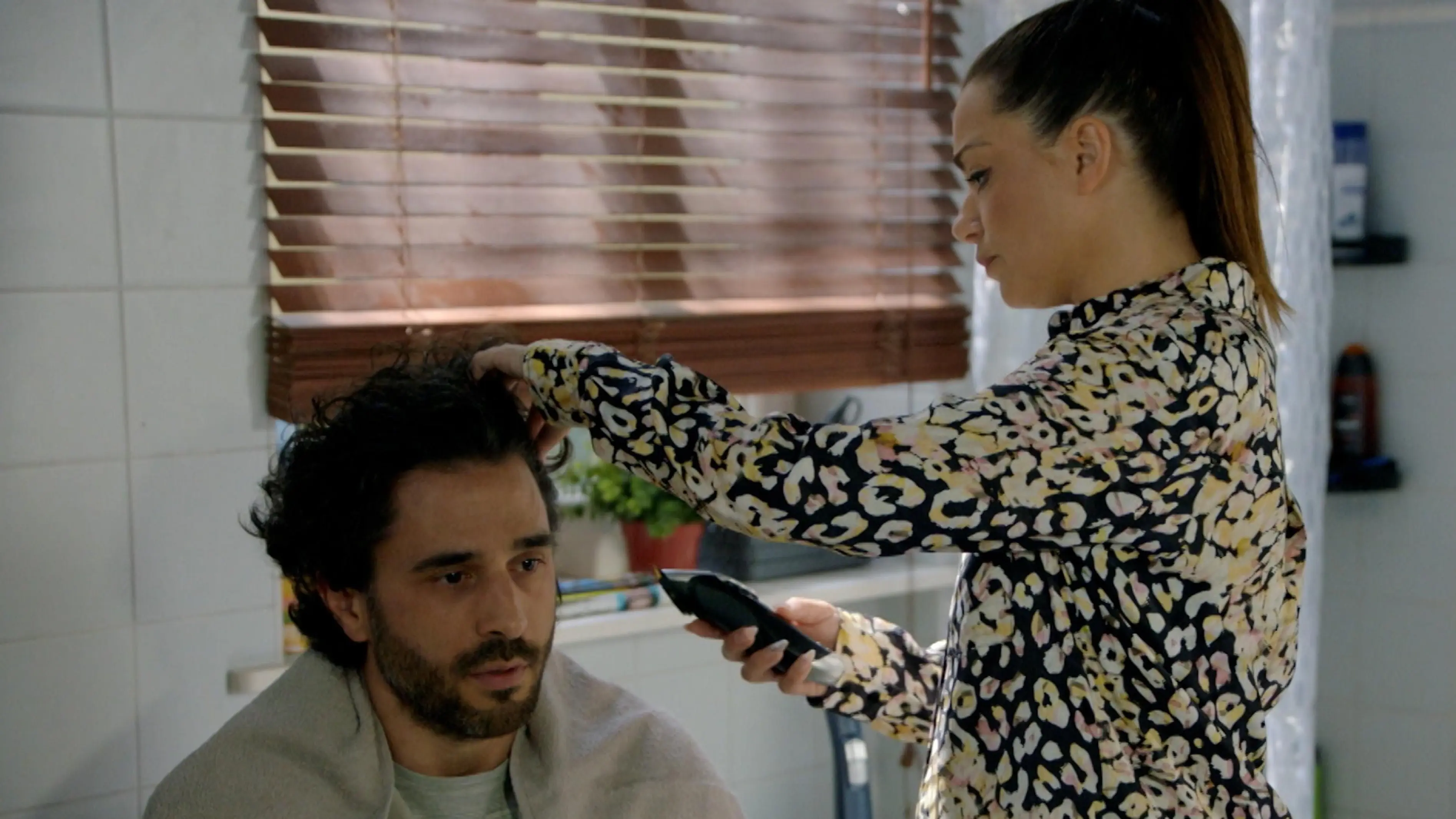 Emily (Anne Menden) gibt Tobias (Jan Kittmann) die Kraft, sich der Krankheit zu stellen. Mit ihr an seiner Seite findet er den Mut, und sie ist es schließlich, die ihm die Haare abschneidet.