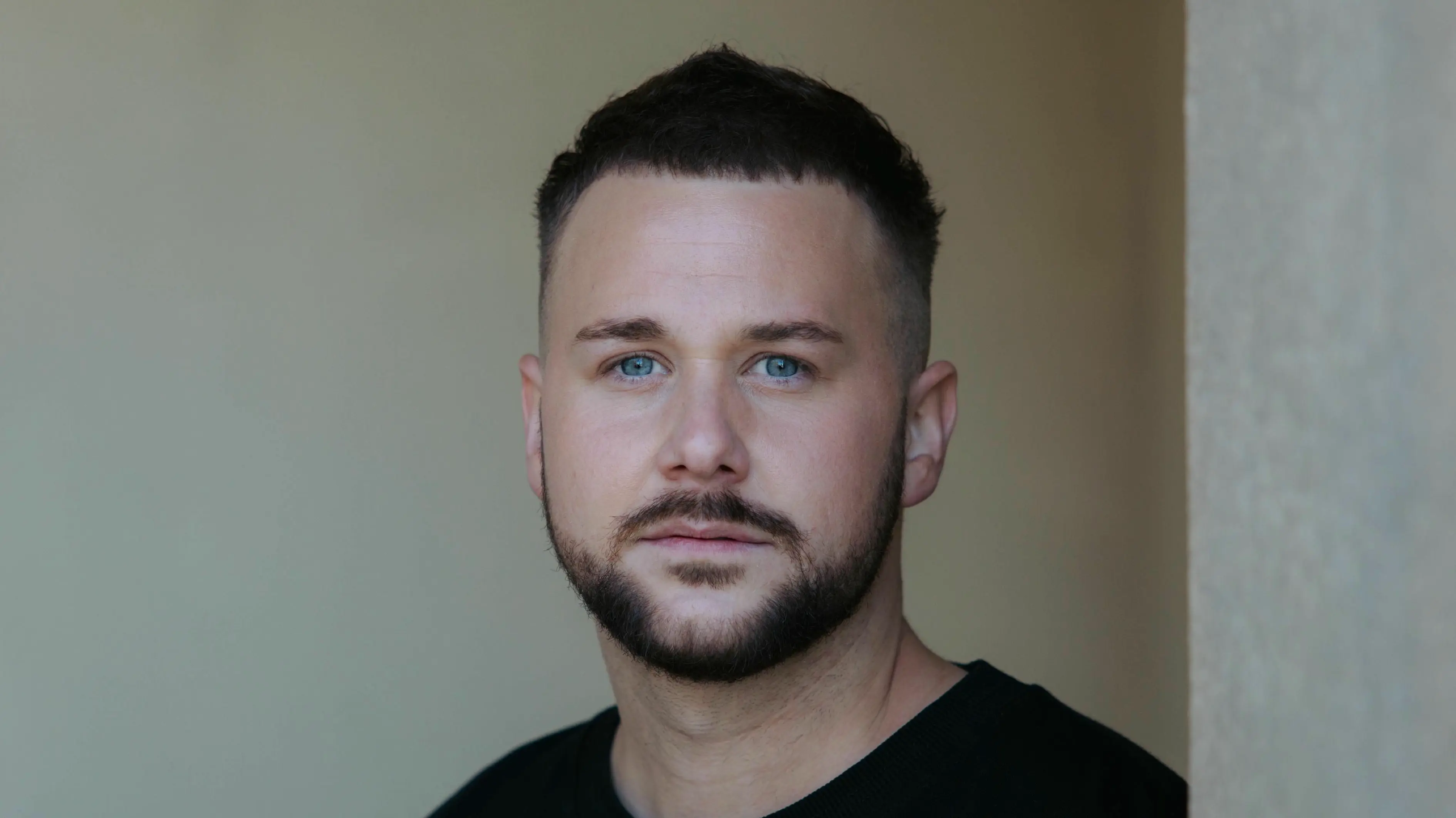 Jonas (Felix van Deventer) durchlebt derzeit eine Krise.