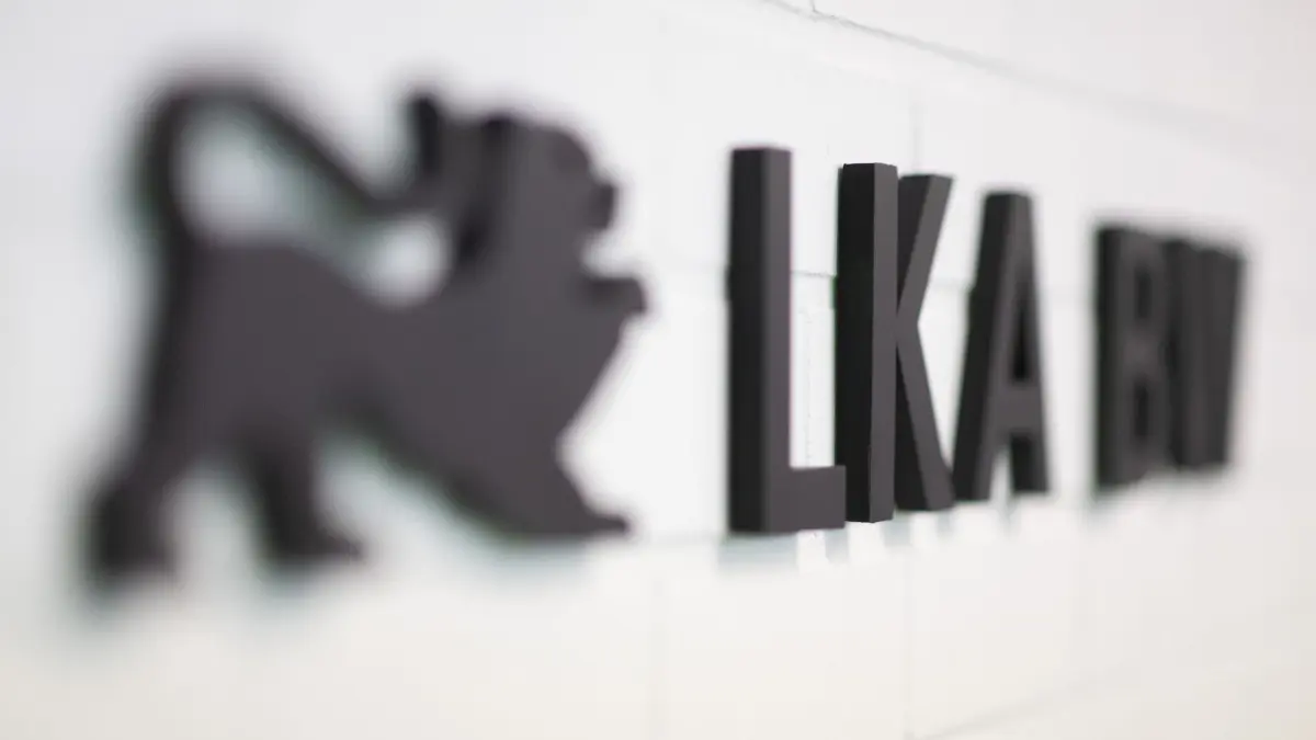 LKA Baden-Württemberg: ARCHIV - 26.03.2024, Baden-Württemberg, Stuttgart: Ein LKA BW-Schriftzug ist im Newsroom des Landeskriminalamt Baden-Württemberg zu sehen. (zu dpa: «Auch im Südwesten Ermittlungen gegen Pädo-Sadisten-Netzwerk») Foto: Marijan Murat/dpa +++ dpa-Bildfunk +++