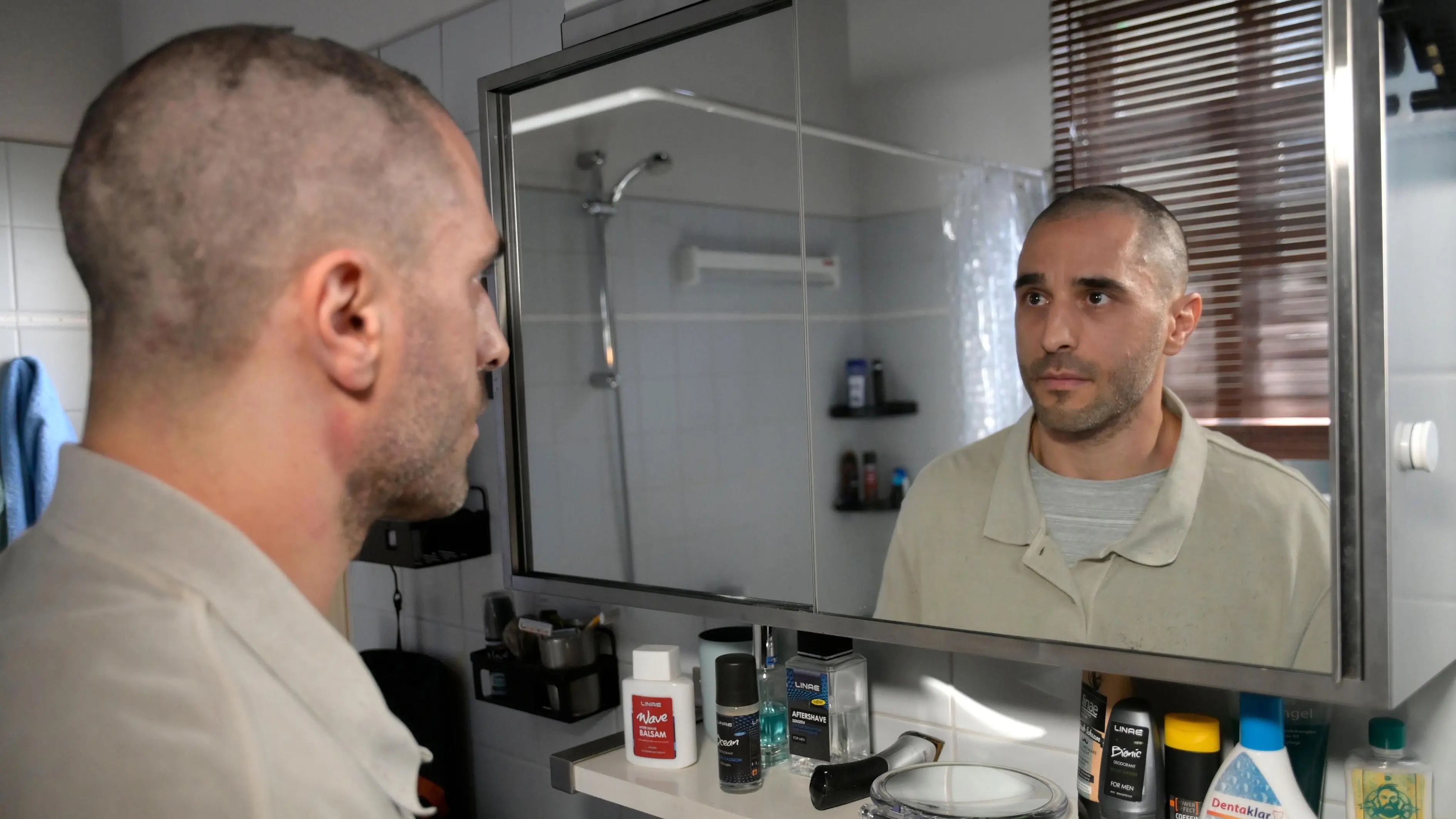 Tobias (Jan Kittmann) will sich von der Krankheit nicht unterkriegen lassen.