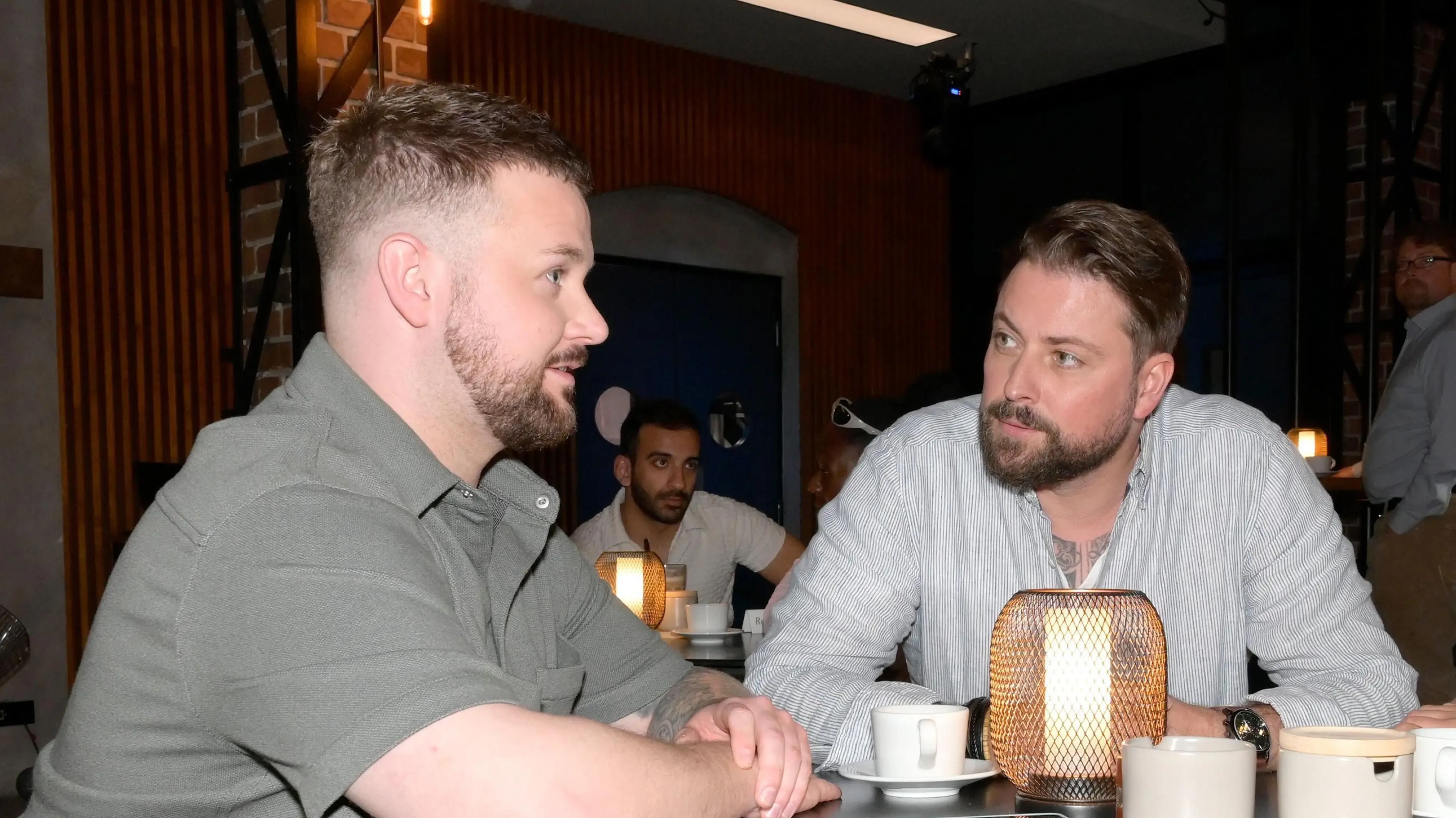 John (Felix von Jascheroff) macht Jonas eine Ansage.