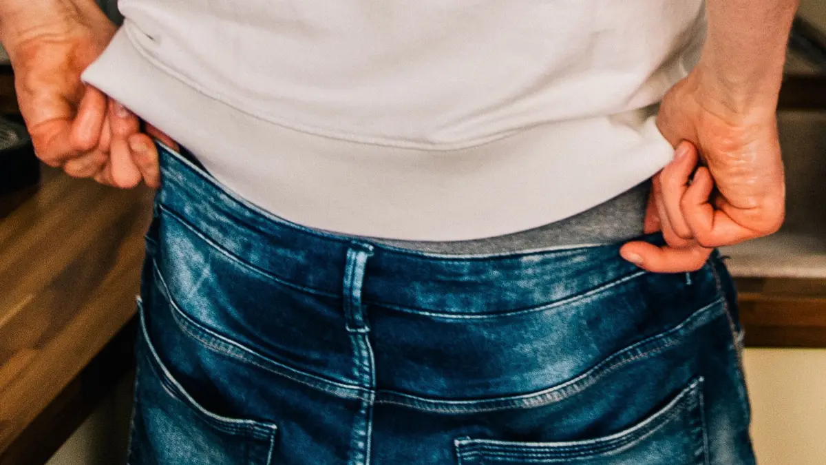 Mann zieht sich seine Hose hoch: ILLUSTRATION - Wer bei der Selbstbefriedigung im Job beobachtet wird, kann wegen sexueller Belästigung und Arbeitszeitbetrug zur Rechenschaft gezogen werden - und die Kündigung erhalten. (zu dpa: «Selbstbefriedigung im Job rechtfertigt fristlose Kündigung») Foto: Zacharie Scheurer/dpa-tmn - Honorarfrei nur für Bezieher des dpa-Themendienstes +++ dpa-Themendienst +++
